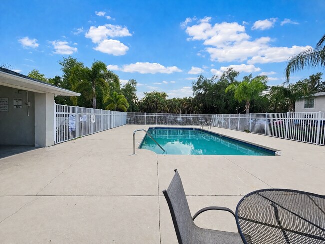 Building Photo - Annual 2/2 Condo with Flex Room in River Preserve Featuring Community Pool