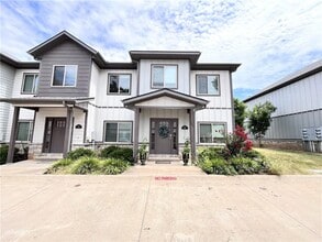 Building Photo - 418 NW Retreat Ln