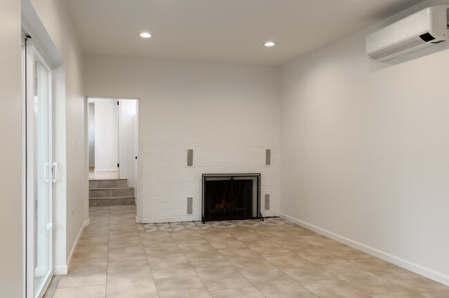 Building Photo - 205 Richmond Dr SE