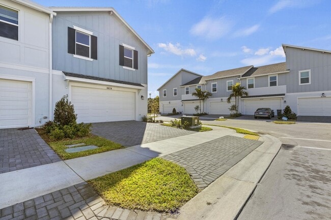 Building Photo - 4404 Longwood Lk Sq