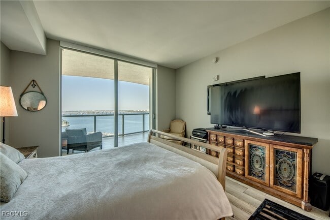 Building Photo - 3000 Oasis Grand Blvd