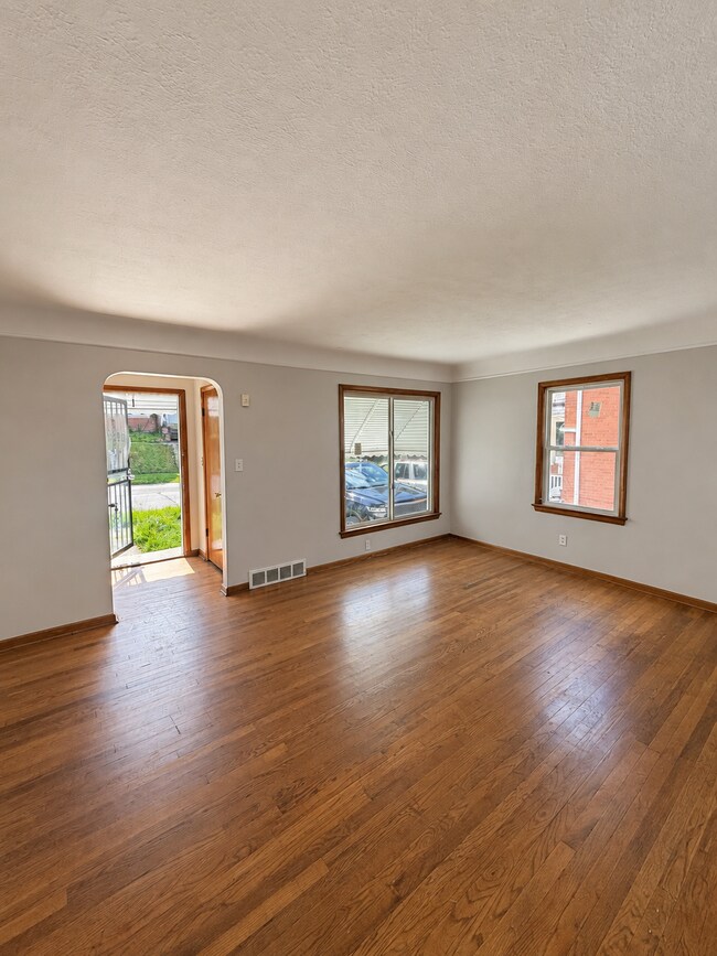 Building Photo - 16705 Hillsboro Rd