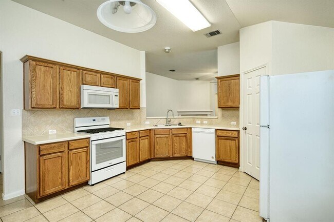 Building Photo - 1020 Downridge Dr