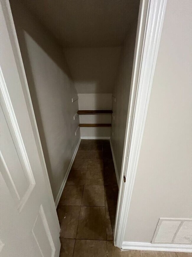 Building Photo - Spacious 2-Bedroom Townhome with Screened-In Porch!