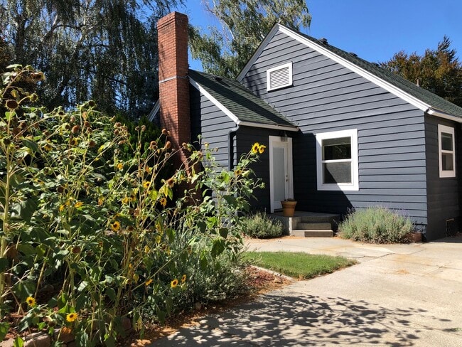 Building Photo - Charming 3-Bed, 2-Bath Home for Rent – Great Neighborhood - 1st MONTH RENT FREE