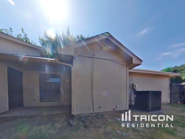 Building Photo - 4704 Wineberry Dr