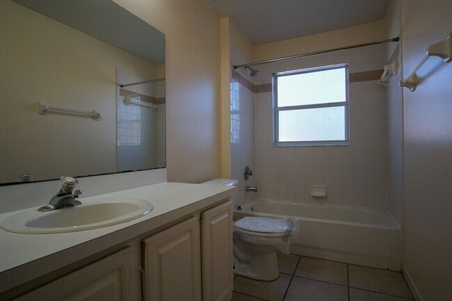 Building Photo - 4 bed Family Single Home Available for Rent in Davenport !!!