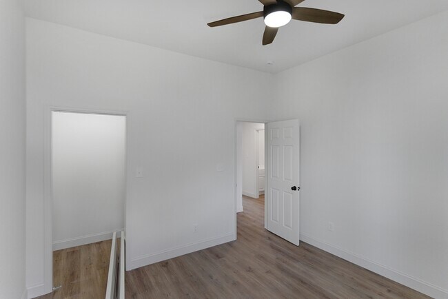 Building Photo - 2303 Parkview Ave