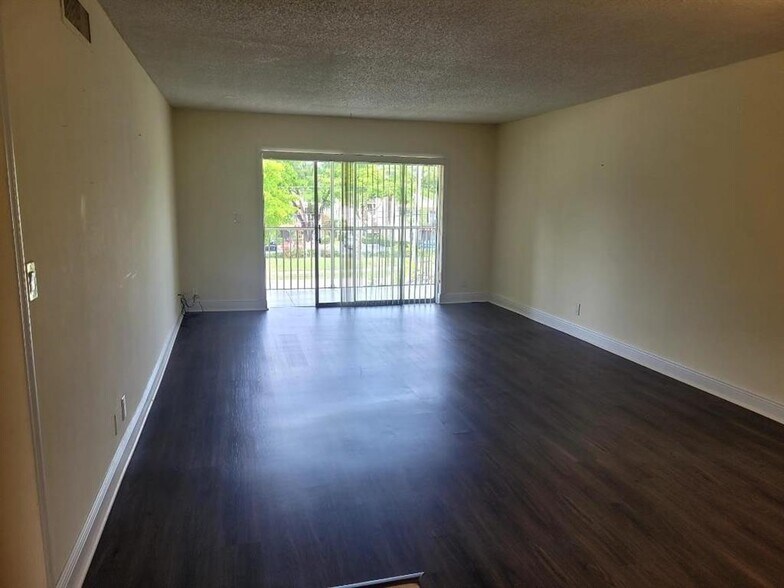 Building Photo - 3000 Riverside Dr