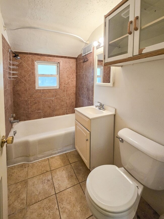 Building Photo - 654/656 Ripley Ave