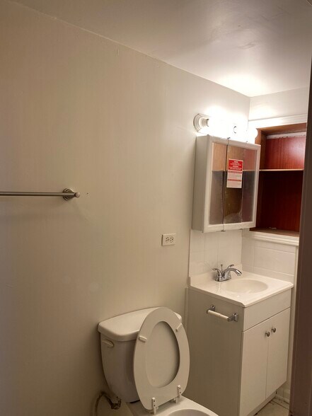 Building Photo - 260 W 24th Pl