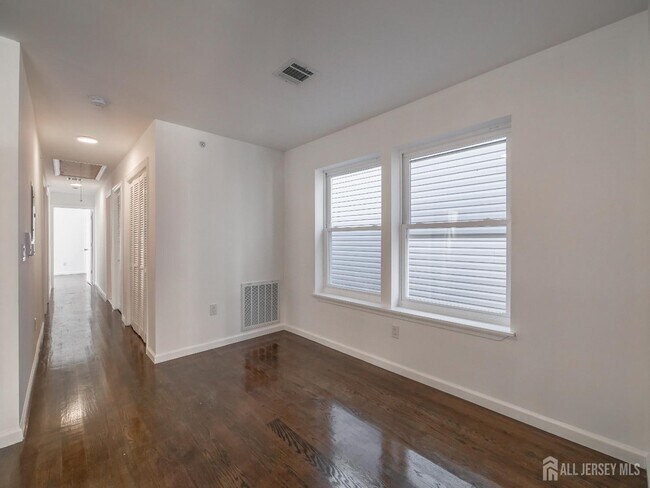 Building Photo - 496 S 18th St