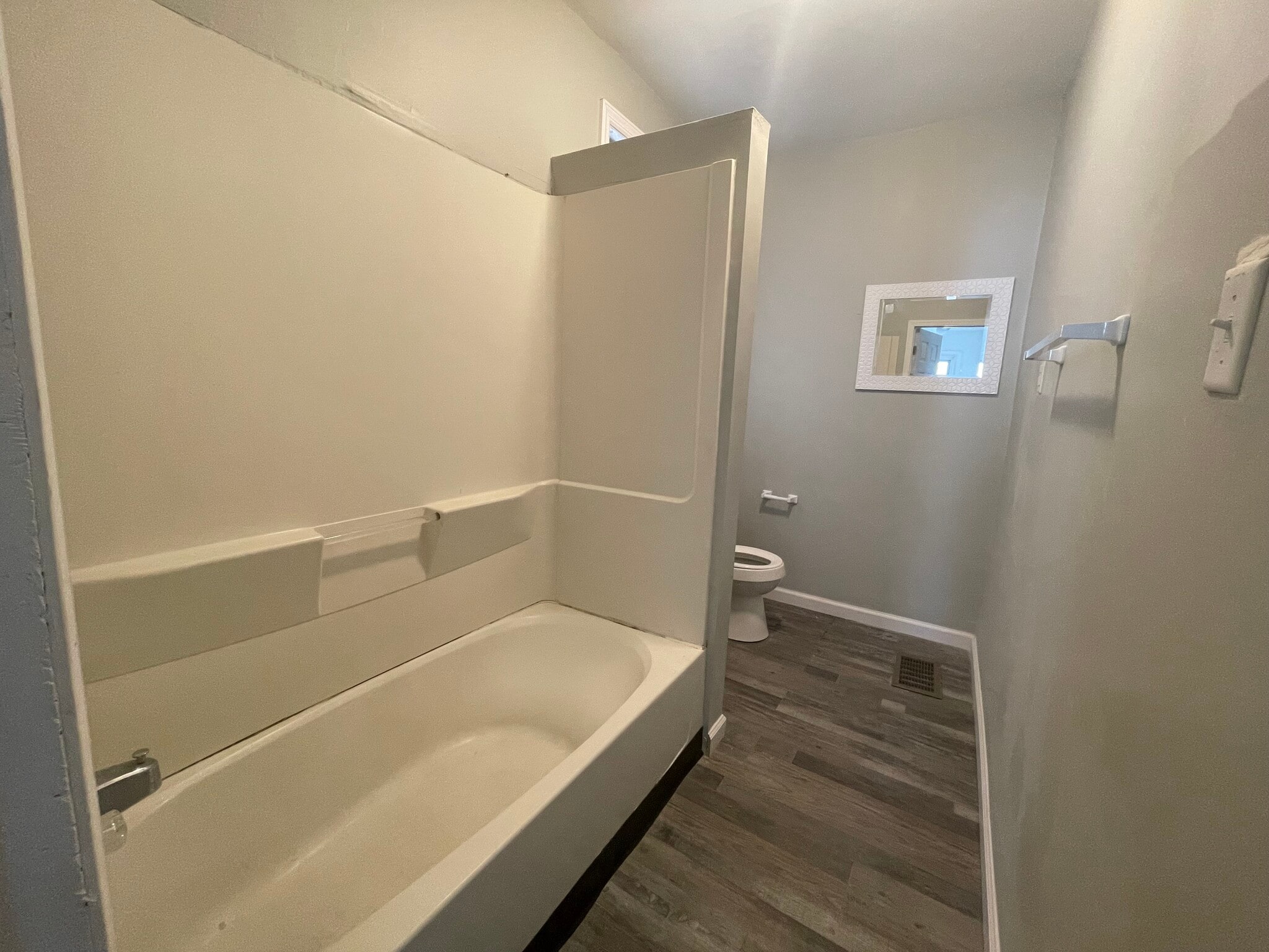Full Bath - 446 Walnut St