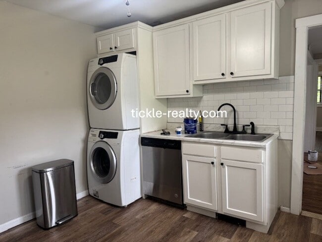 Building Photo - Cute 1 Bedroom W/ Den Cottage in the Swill...