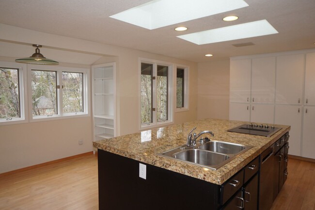 Building Photo - Beautiful NW Portland Heights 4 bedroom