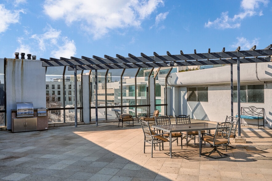 Building Photo - 121 S Palm Dr