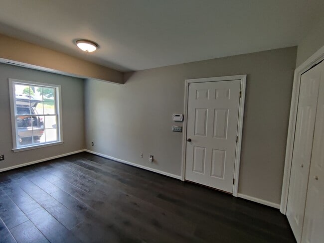 Building Photo - Lovely 4BD / 2 Bath High Ranch