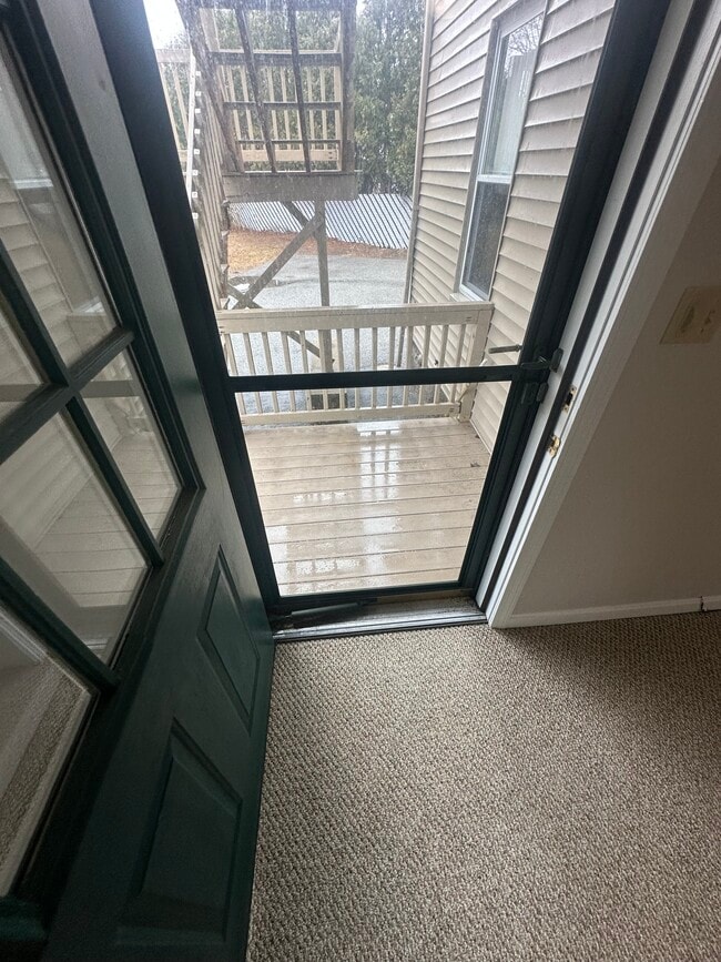 Building Photo - 846 Main St