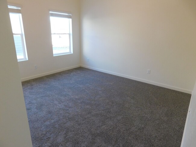 Building Photo - WALKING DISTANCE TO COMMUNITY
