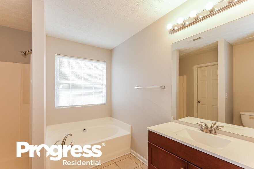 Building Photo - 458 Old Tree Dr