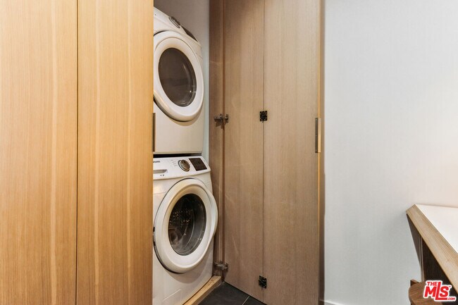 Building Photo - 2055 W Silver Lake Dr