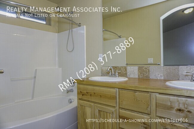 Building Photo - 4614 N Willowside Ave