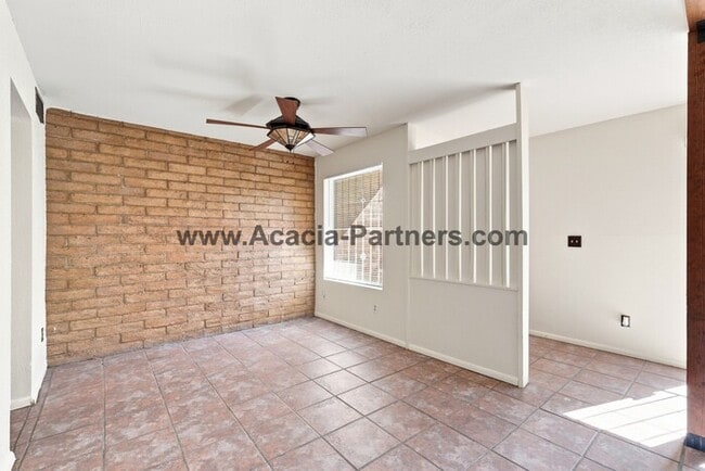 Building Photo - Spacious Three Bedroom/Three Bath Townhome