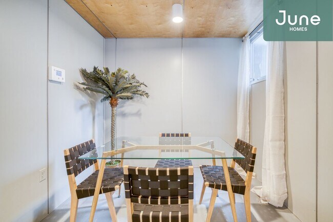 Building Photo - ROOM ONLY in 6-bed/6.0-bath Home