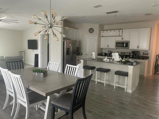 Building Photo - 725 Peg Ct