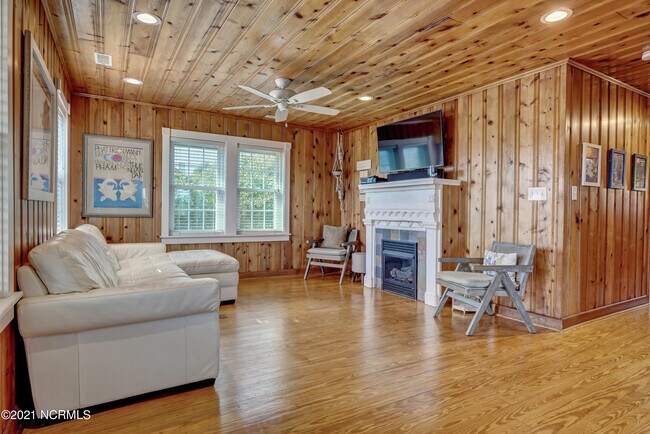 Building Photo - 2681 Island Dr