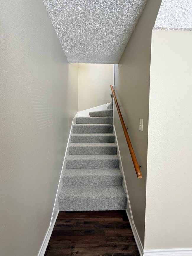 Building Photo - 3 Bedroom 2 Bath 2 Story Updated