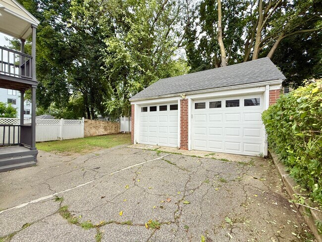 Building Photo - 820 Brewster St
