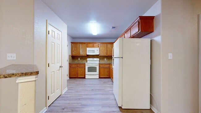 Building Photo - 902 Yi Dr
