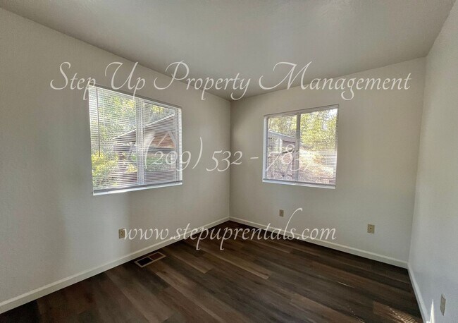 Building Photo - Charming 3-Bedroom Retreat with Modern Updates and Scenic Views in Ponderosa Hills