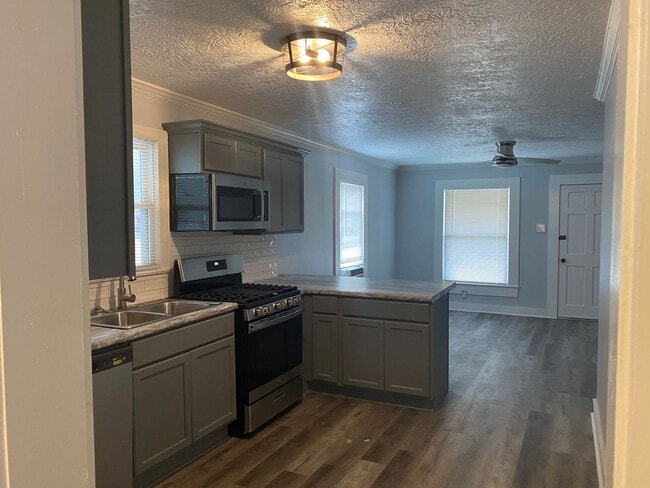 Building Photo - Updated 3/1 North LC with appliances