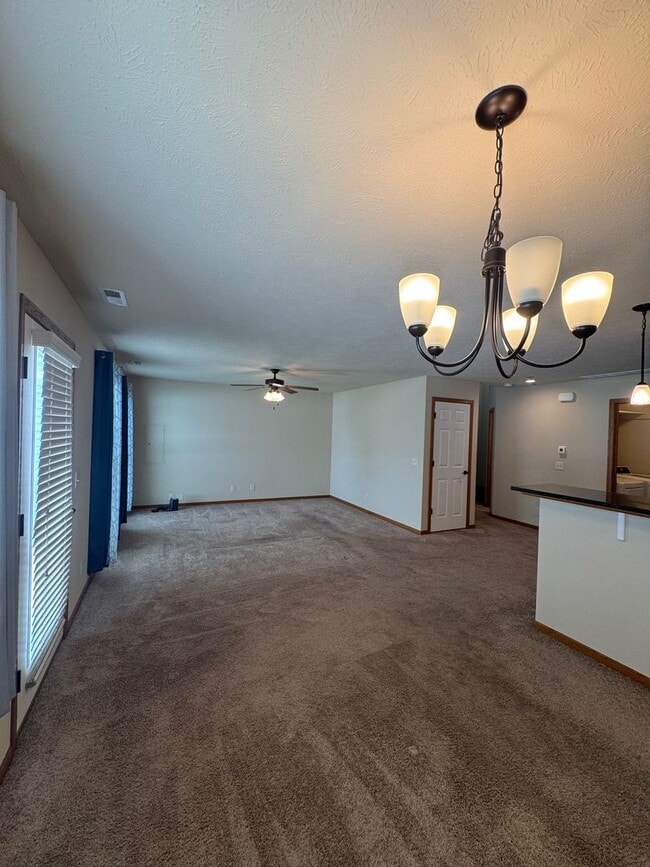 Building Photo - Spacious 3-Bedroom Townhome in Prairie Vil...