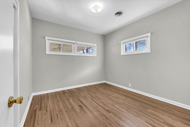 Building Photo - 780 Rossview Rd