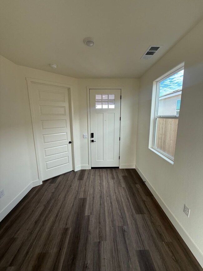 Building Photo - Stunning New-Construction two-story home 5bed 3bath