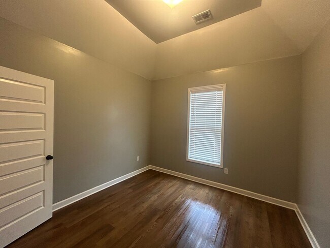 Building Photo - 401 Park St