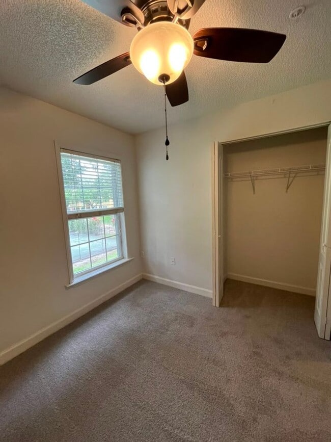 Building Photo - 2025 Dixie Belle Dr