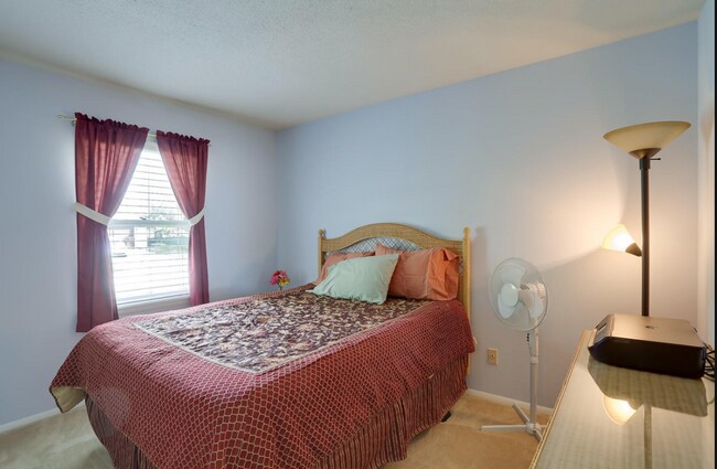 Building Photo - 1712 Stratford Dr