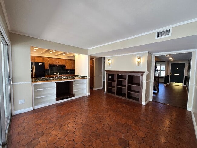 Building Photo - A Fabulous 3 Bedroom Townhome Centrally located.