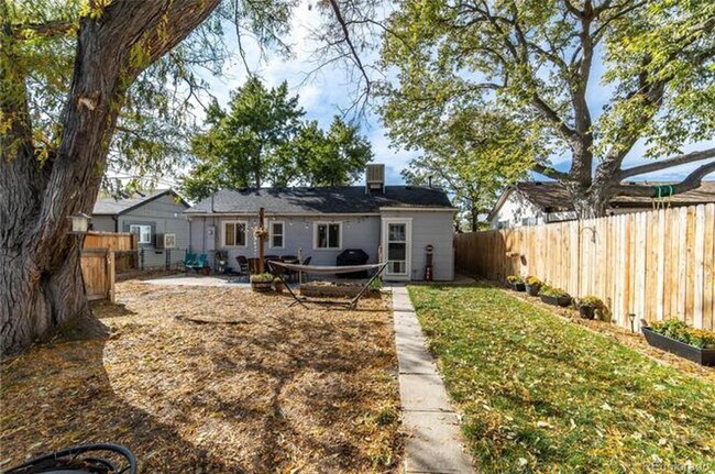 Building Photo - Nicely Remodeled 2 bedroom Bungalow.