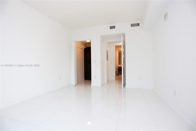 Building Photo - 1100S S Miami Ave