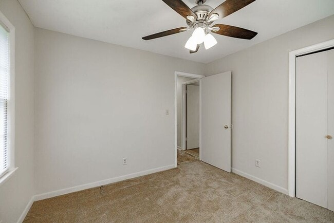 Building Photo - 160 Jockey Club Dr