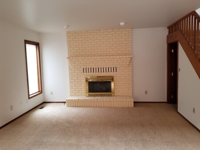 Building Photo - Bellevue Manor 2br 2ba Double garage
