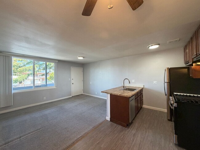 Building Photo - 2518