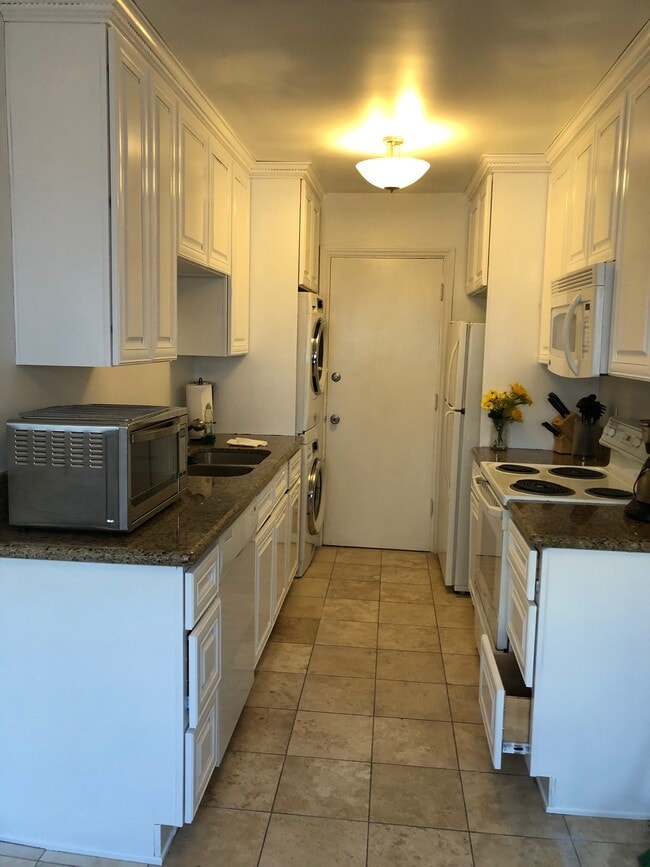 Spacious Kitchen - 960 Larrabee St