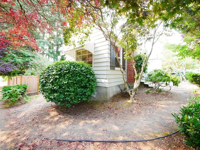Building Photo - 5 BED & 2.5 BATH SINGLE FAMILY HOUSE FOR RENT