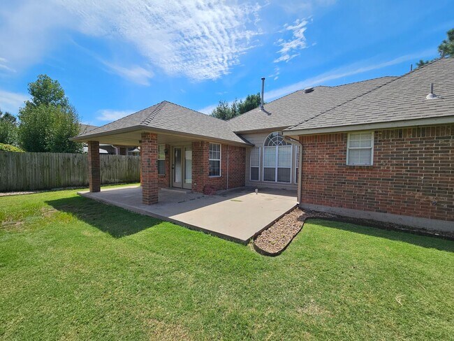 Building Photo - (3) Bed/(2) Bath in West Norman's Castlero...